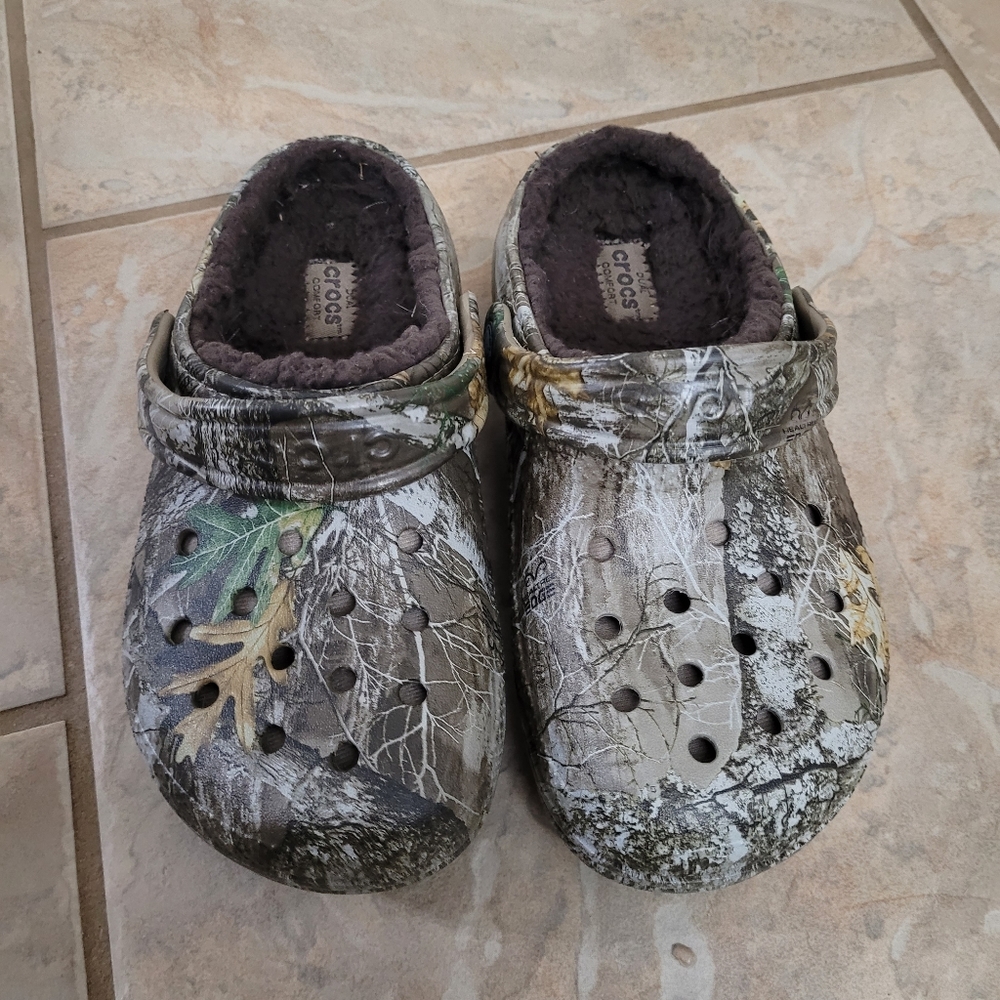 EUC Realtree Lined Crocs